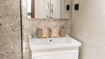 Deluxe Apartment, Garden View | Bathroom | Shower, free toiletries, hair dryer, towels