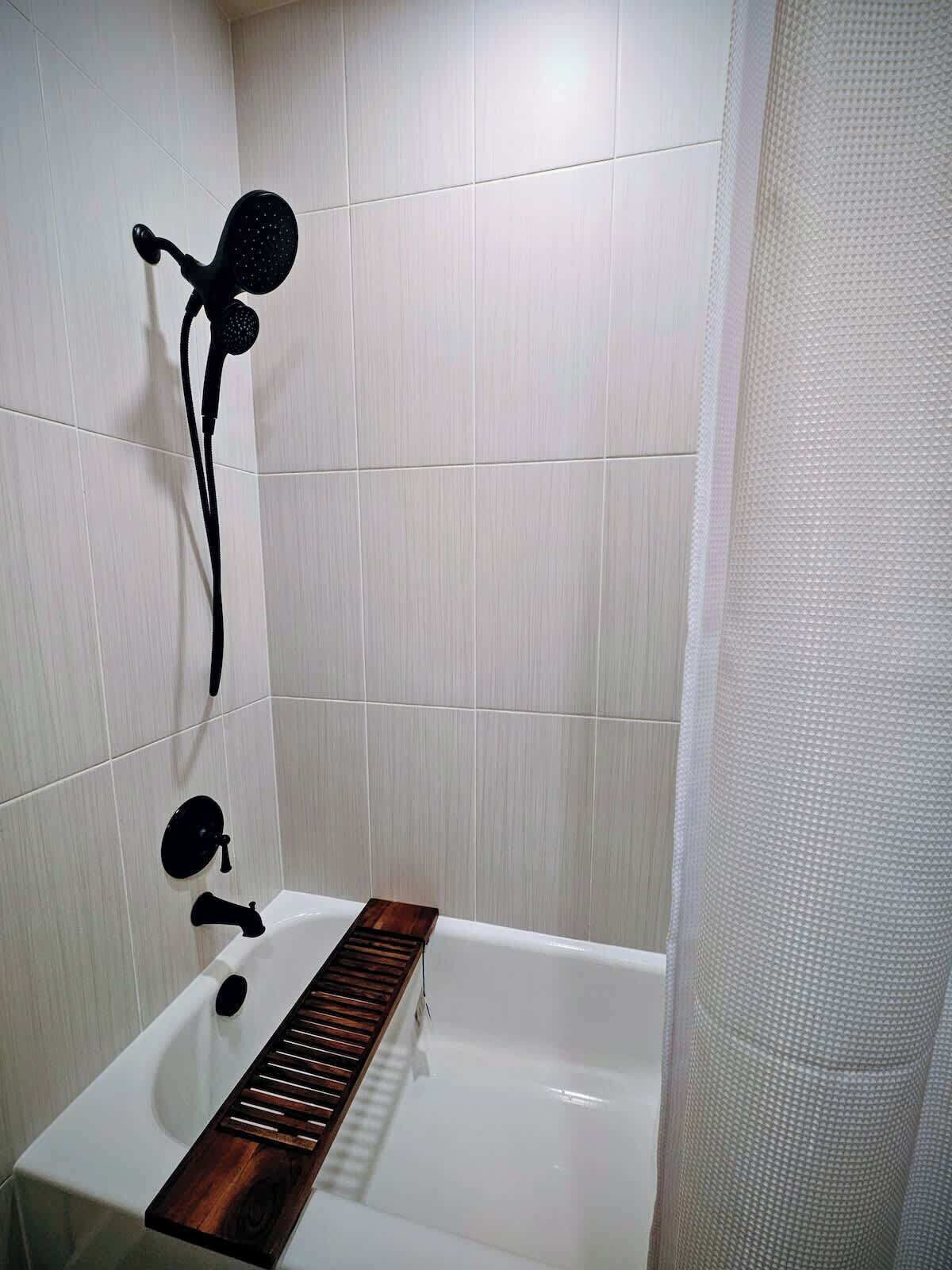 Douche, sèche-cheveux, serviettes fournies, shampoing