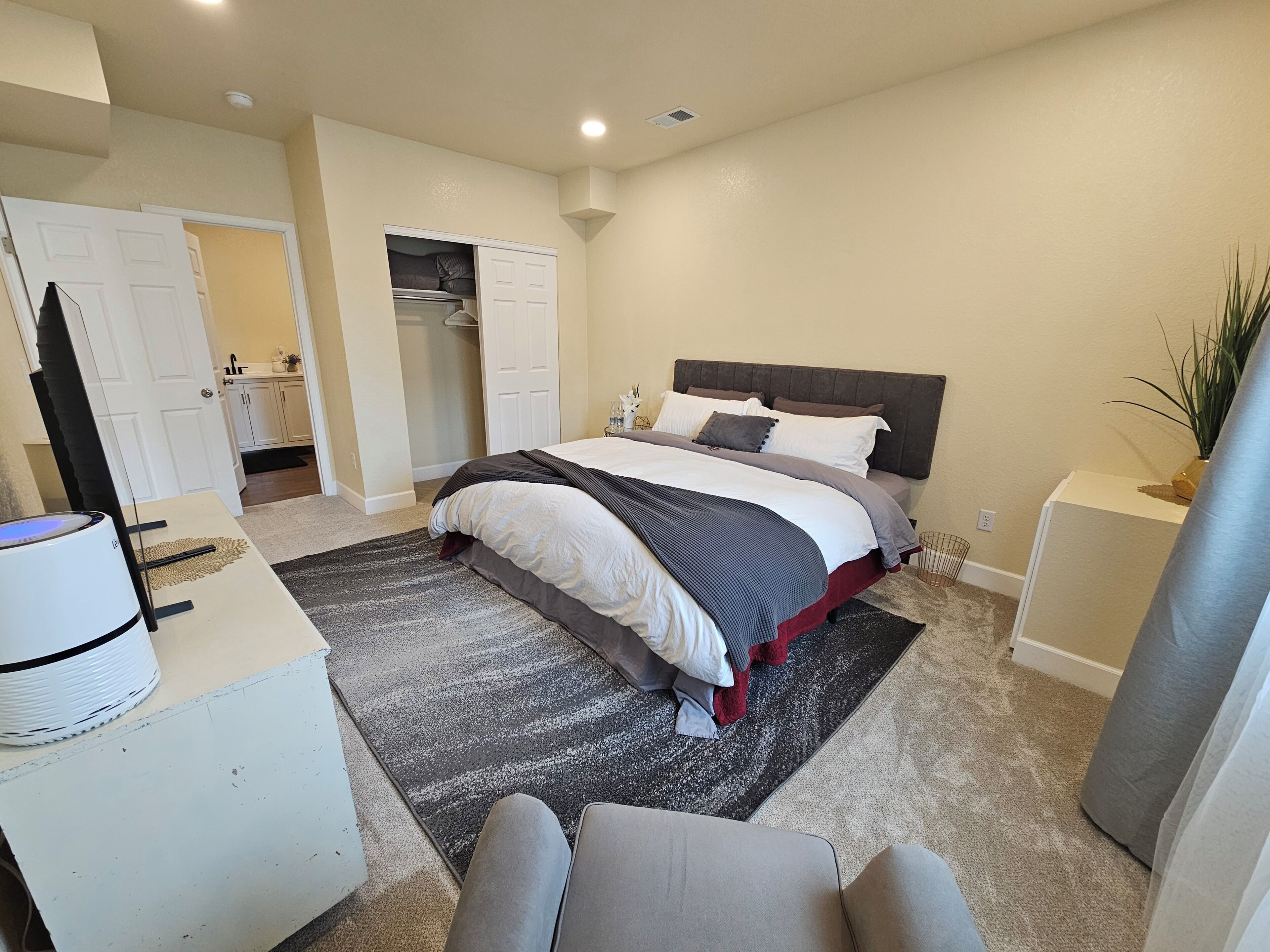 Iron/ironing board, WiFi, bed sheets