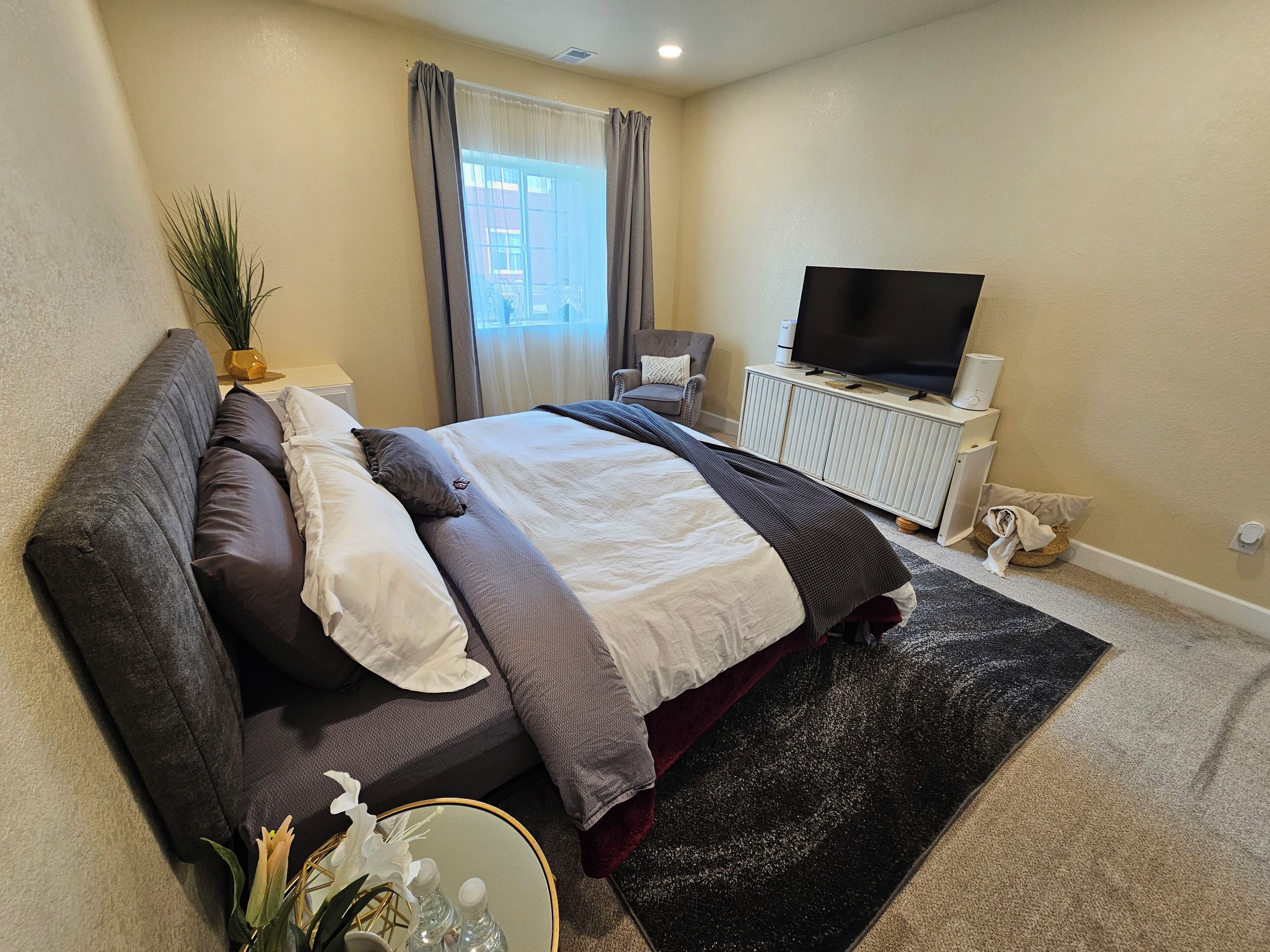 Iron/ironing board, WiFi, bed sheets