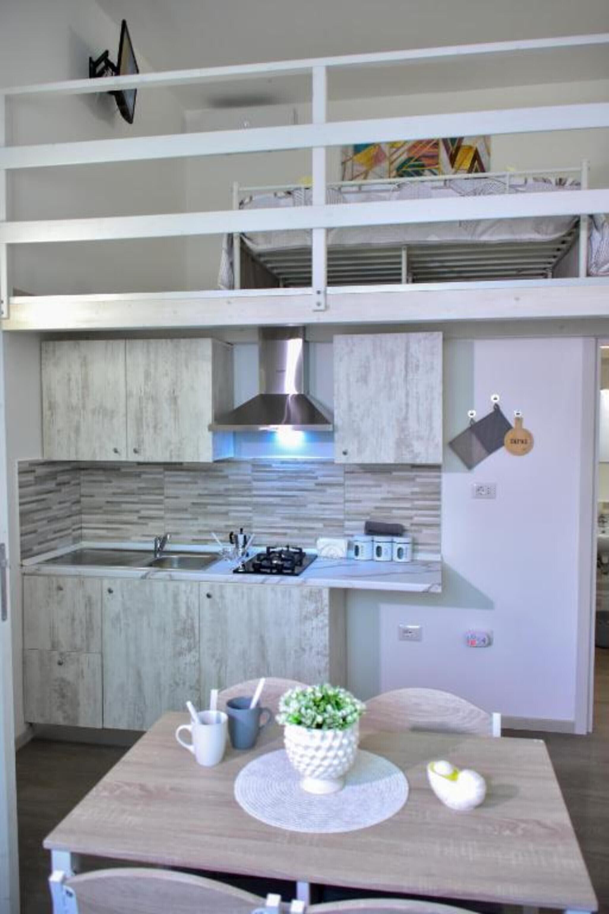 Frigorifero, microonde, forno, piano cottura