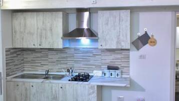 Frigorifero, microonde, forno, piano cottura