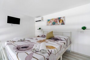 WiFi, bed sheets - Apartment 'B&B Notti in Salento - Giardino' with Private Terrace, Wi-Fi and Air Conditioning (Melissano)