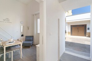Outdoor dining - Apartment 'B&B Notti in Salento - Giardino' with Private Terrace, Wi-Fi and Air Conditioning (Melissano)