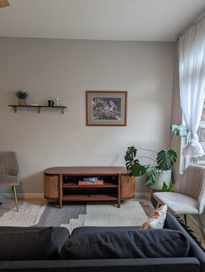 Living area - Kid-Ready Montessori Townhome near Pioneer farms - 15m to downtown Austin (Austin)