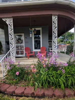 Exterior detail - 1900 Queen Anne in adorable Magic City - Moberly (Moberly)