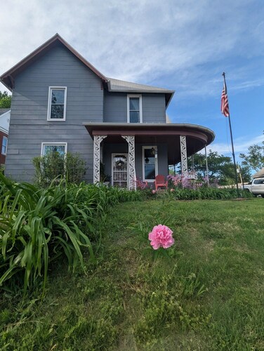 1900 3br Queen Anne with AC in adorable Magic City - Moberly