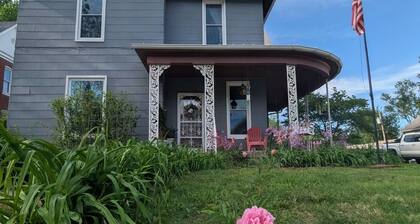 1900 3br Queen Anne with AC in adorable Magic City - Moberly