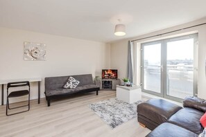 TV - Stylish 2Bed, River Views Apart, sleeps 5 - wheelchair users (Newcastle upon Tyne)