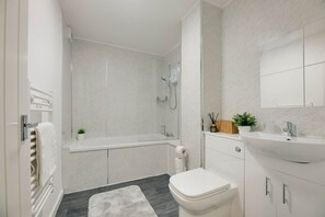 Hair dryer, towels - Spacious 3 Bed City Centre Apartment, Free Parking, sleeps 5 (Newcastle upon Tyne)