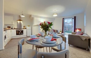 Interior - Spacious 3 Bed City Centre Apartment, Free Parking, sleeps 5 (Newcastle upon Tyne)