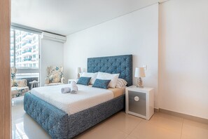 Decoración personalizada, muebles diferentes y cortinas blackout 