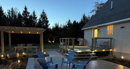 Maine Forest Home · Downtown SW Harbor 3 Minute Drive · Near Acadia Trails