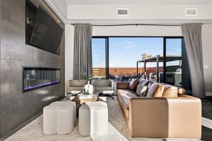 TV, fireplace - Solara Mesa (Joshua Tree)