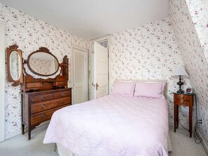 A bedroom with a bed, dresser, mirror, and nightstand. - 2-bedroom apartment in delightful Ogunquit. Walking distance to the Cove (Ogunquit)