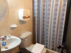 Douche, articles de toilette gratuits, serviettes fournies, shampoing