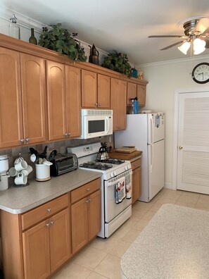 Private kitchen - 2-bedroom condo in charming Saratoga Springs community with Pool (Saratoga Springs)