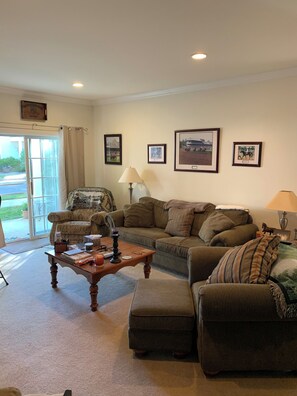 Living area - 2-bedroom condo in charming Saratoga Springs community with Pool (Saratoga Springs)