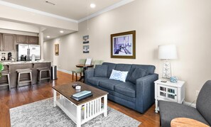 Condo, várias camas (Alerio E304) | Área de estar