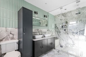 Dusche, Haartrockner, Handtücher, Seife