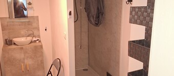 Vacation room with bathroom in the old town of Seligenstadt.