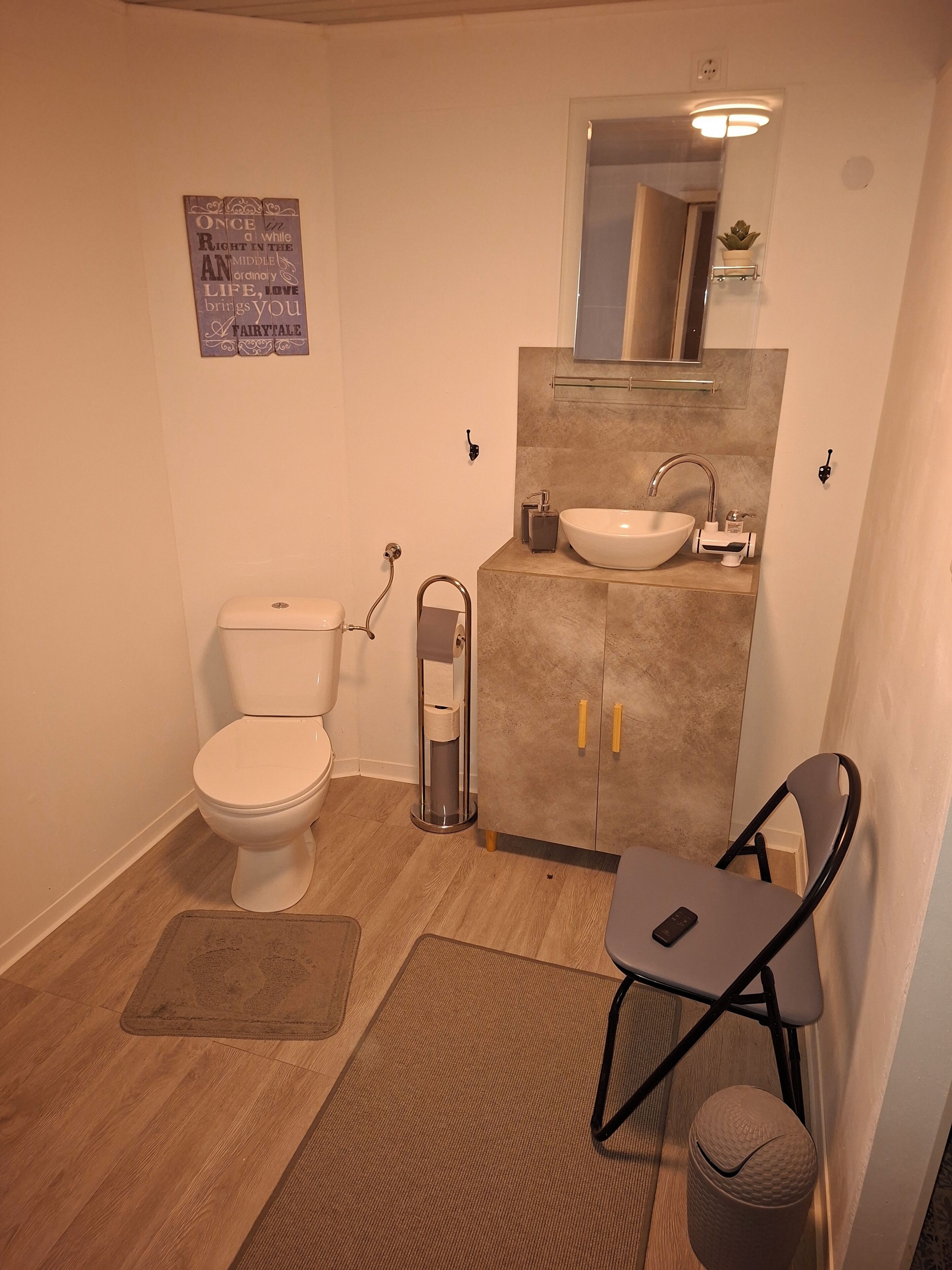Serviettes fournies, papier toilette