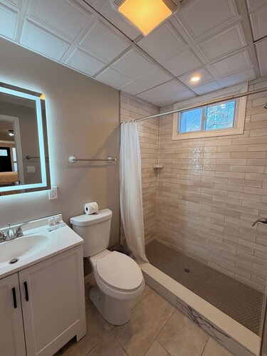 Pet-Friendly 1BR Apartment with/Laundry- Walk to Shops and Downtown