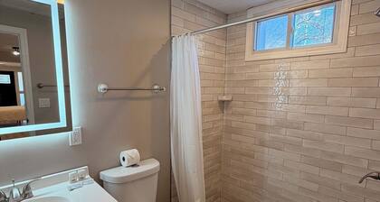 Pet-Friendly 1BR Apartment with/Laundry- Walk to Shops and Downtown