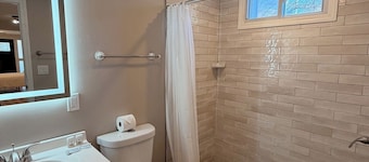 Pet-Friendly 1BR Apartment with/Laundry- Walk to Shops and Downtown