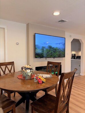 Dining - Pet-Friendly 1BR Apartment with/Laundry- Walk to Shops and Downtown (Stamford)