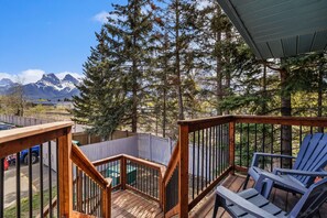 Property grounds - Mountain Escape | Near Banff | BBQ & Views (Canmore)