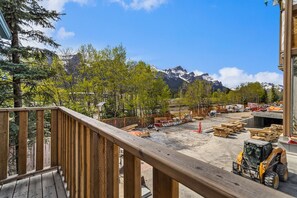 Property grounds - Mountain Escape | Near Banff | BBQ & Views (Canmore)