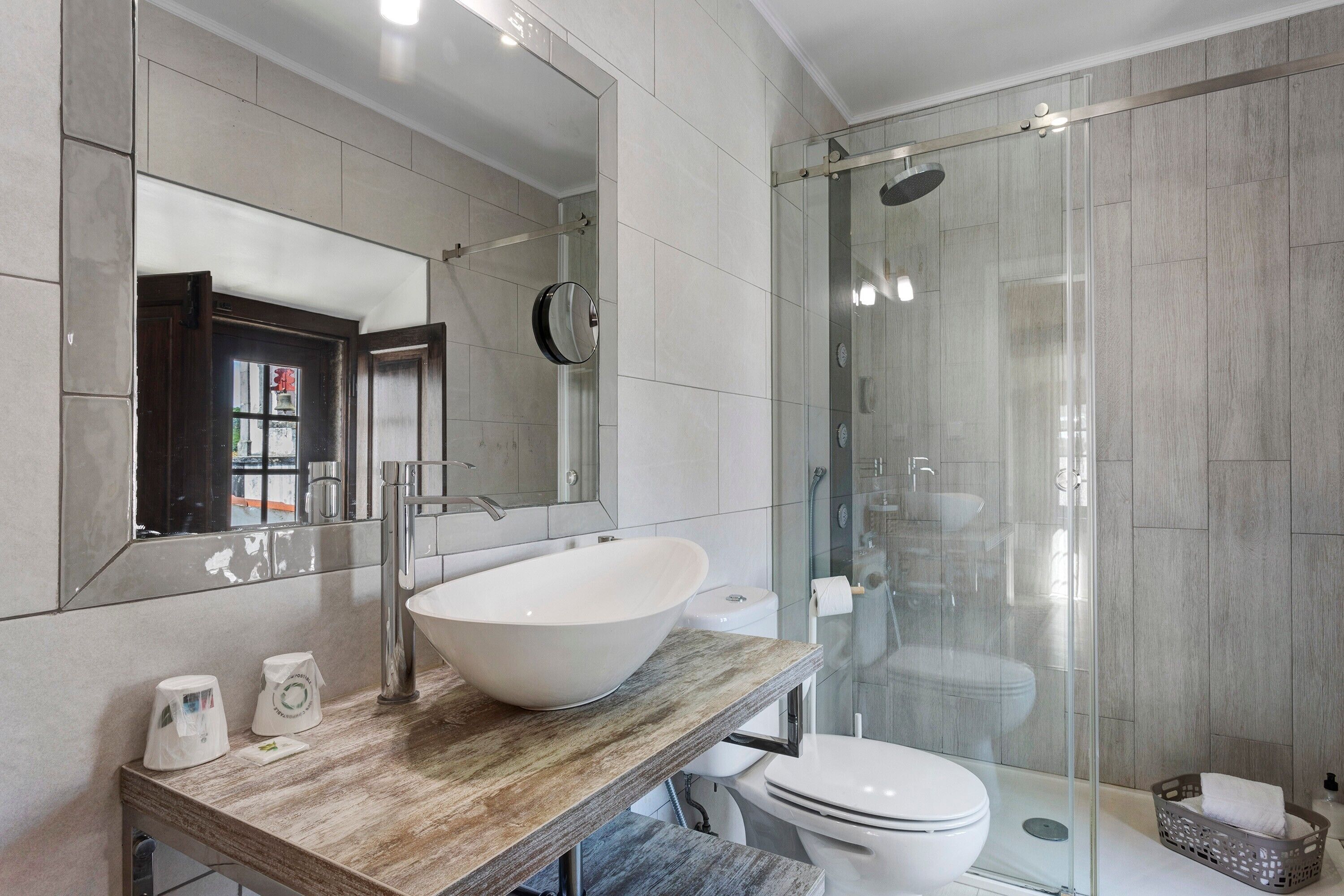 Een douche, handdoeken