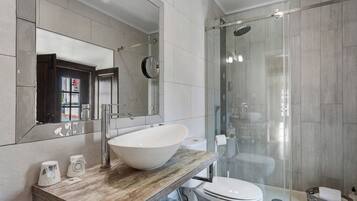 Een douche, handdoeken