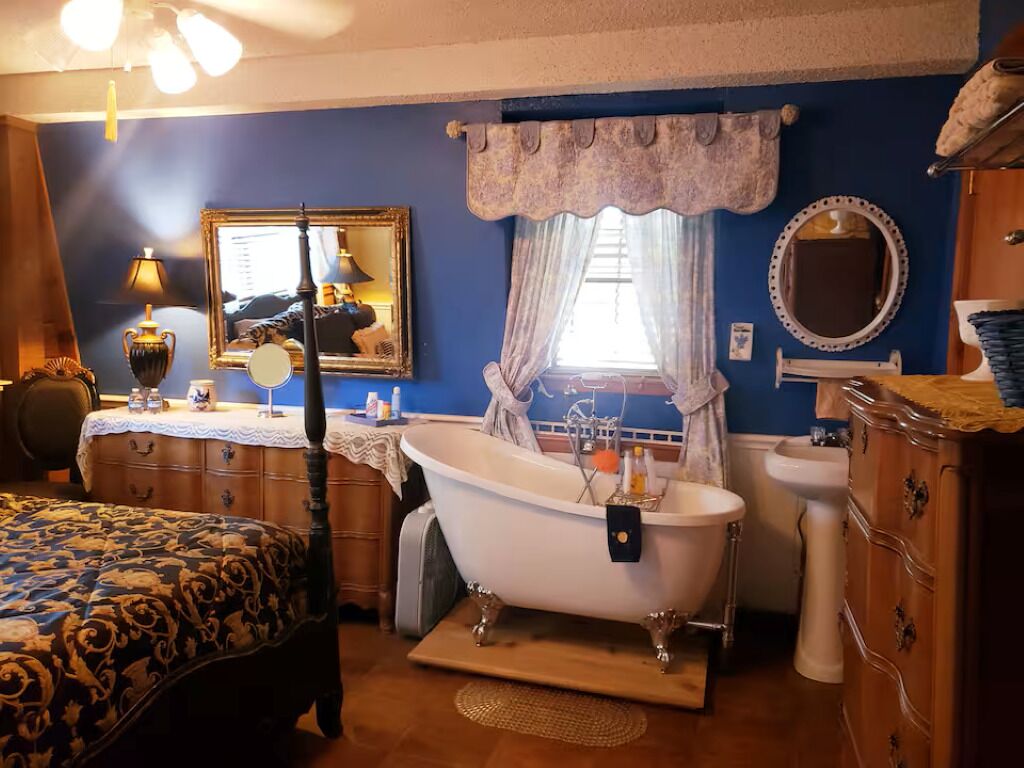 4 bedrooms, iron/ironing board, internet, bed sheets