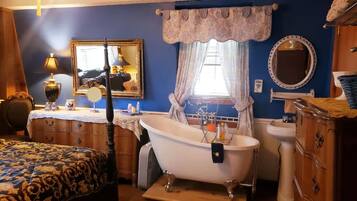 4 bedrooms, iron/ironing board, internet, bed sheets
