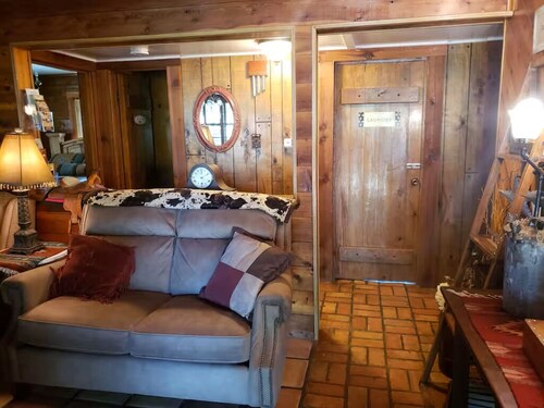 4B/4B Log Cabin Guesthouse includes an Old Western Town, Saloon & Firepit!