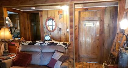 4B/4B Log Cabin Guesthouse includes an Old Western Town, Saloon & Firepit!
