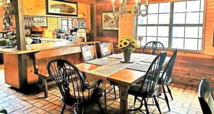 4B/4B Log Cabin Guesthouse includes an Old Western Town, Saloon & Firepit!