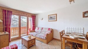 TV - 100m from ski slopes, Ground floor, swimming pool, terrace, tv, ski locker, 32m², Les Menuires (Les Menuires)