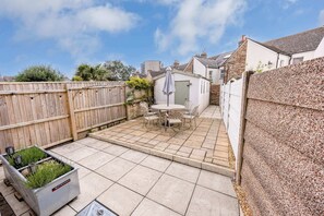 Outdoor dining - Porto Bello - spacious home with sunny patio (Poole)