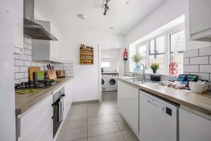 Fridge, microwave, oven, stovetop - Porto Bello - spacious home with sunny patio (Poole)