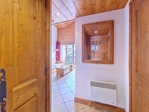 Interior - 3rd floor, swimming pool, balcony, tv, ski locker, 32m², Les Menuires (Les Menuires)