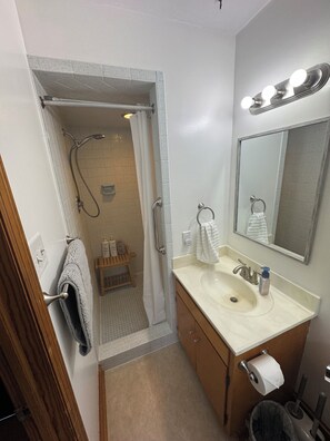 Douche, sèche-cheveux, serviettes fournies, savon