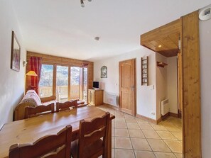 Interior - Ground floor, swimming pool, balcony, tv, ski locker, 32m², Les Menuires (Les Menuires)