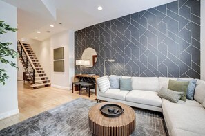 TV - Big and Beautiful 5BR Triplex in Shaw/Bloomingdale (Washington)