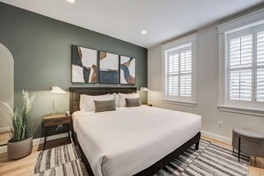 Desk, WiFi - Big and Beautiful 5BR Triplex in Shaw/Bloomingdale (Washington)