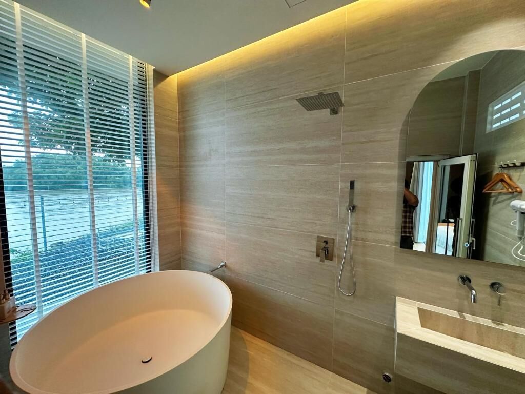 Phòng đôi Deluxe, quang cảnh sông | Phòng tắm | Máy sấy tóc, dép đi trong nhà, chậu vệ sinh/vòi rửa, khăn tắm 