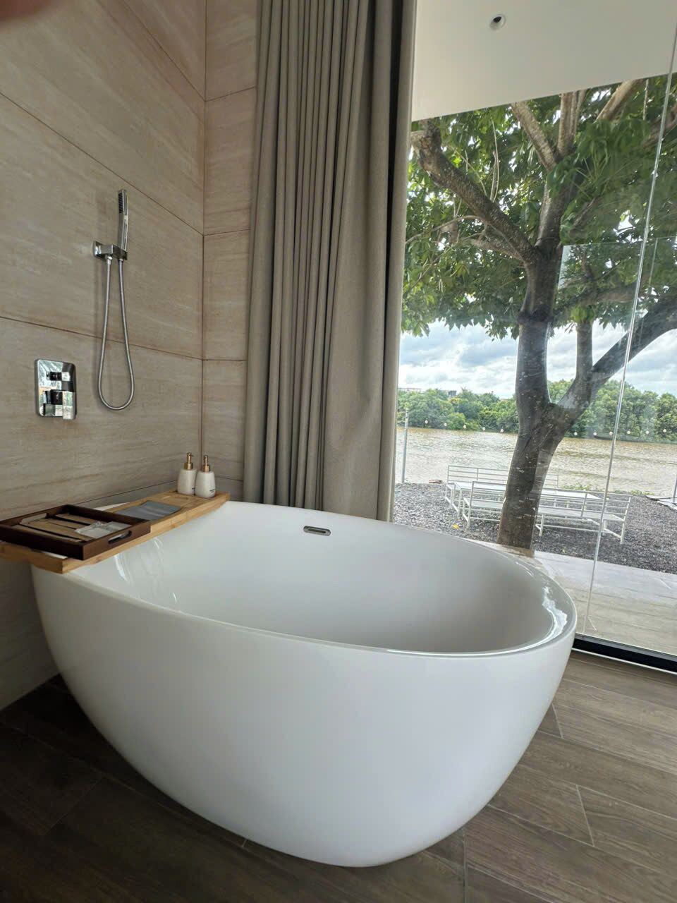 Phòng đôi Deluxe, bồn tắm nước nóng, quang cảnh sông | Phòng tắm | Máy sấy tóc, dép đi trong nhà, khăn tắm, xà phòng 
