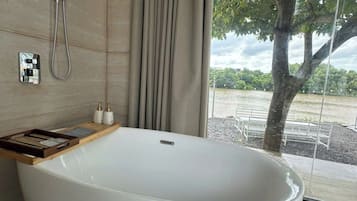 Phòng đôi Deluxe, bồn tắm nước nóng, quang cảnh sông | Phòng tắm | Máy sấy tóc, dép đi trong nhà, khăn tắm, xà phòng